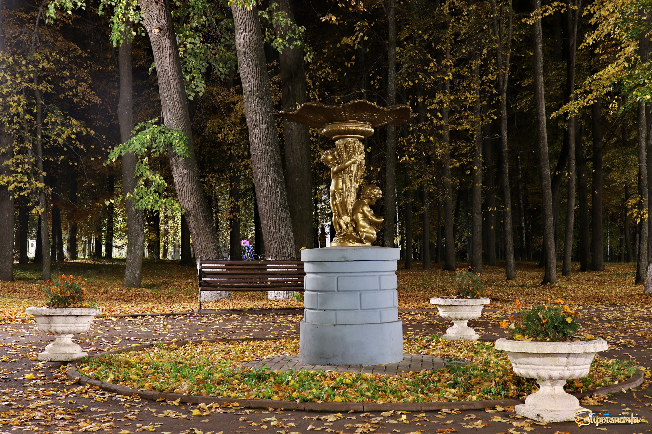 Шуя, городской парк. Скульптура "Сельская идиллия", начало 19 века.