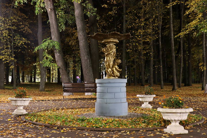 Шуя, городской парк. Скульптура "Сельская идиллия", начало 19 века.