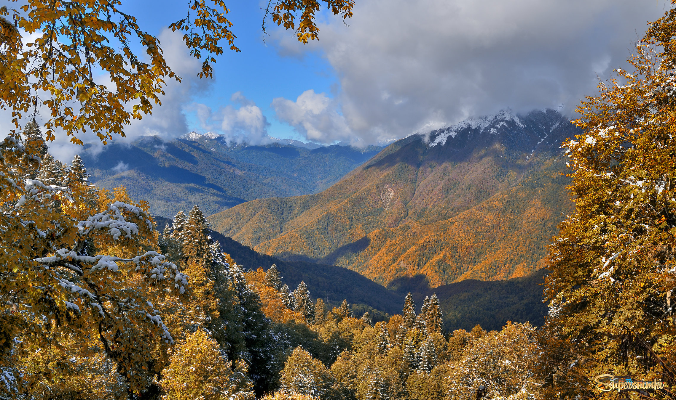 Осень на Кавказе.... Подъём по тропе на Бзерпинский карниз.