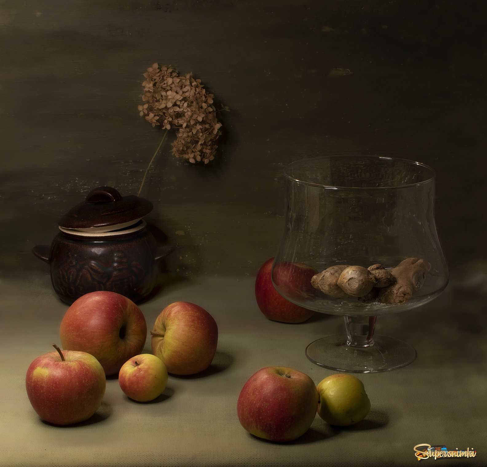 Яблоки на столе