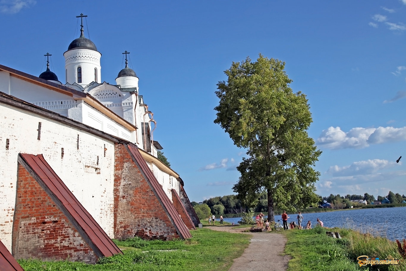 У стен Кирилло-Белозерского монастыря, на берегу Сиверского озера