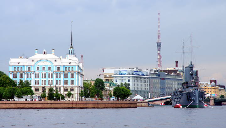 Вид на Петроградскую набережную на стрелке Большой Невки и Невы.