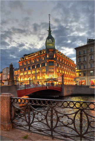 У красного моста