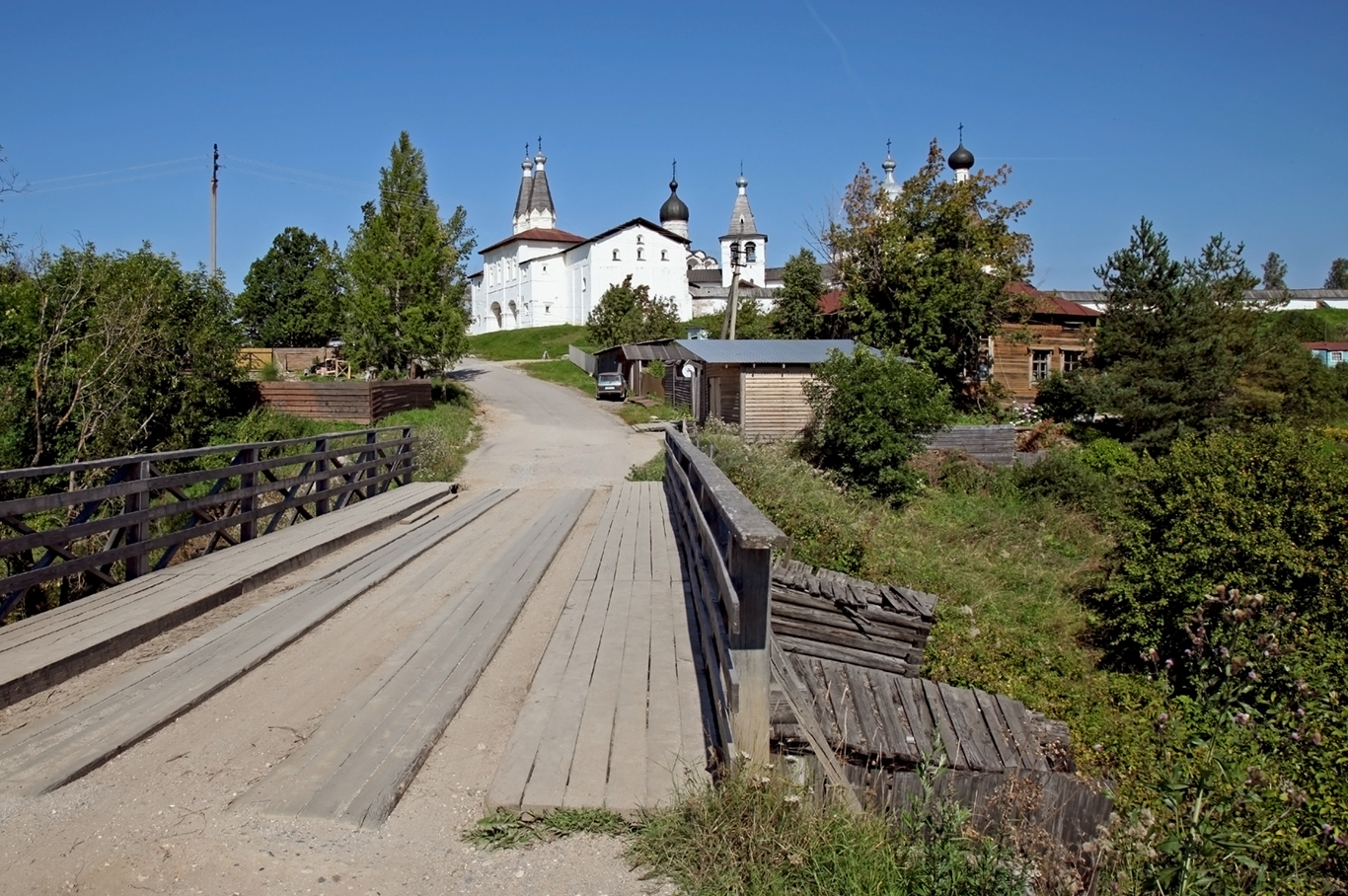 Через мостик к Ферапонтово-Белозерскому мужскому монастырю (1398 г.)