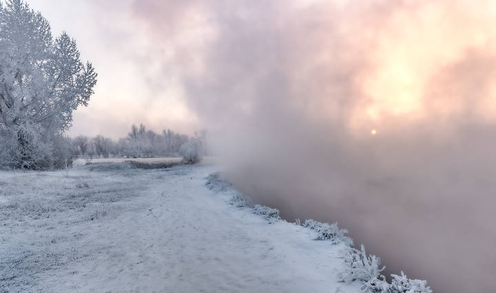 У реки.(Был сильный мороз).