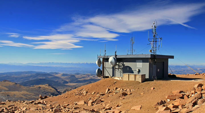 На вершине  Pikes Peak (высота 4301 метр) в Скалистых горах, штат Колорадо