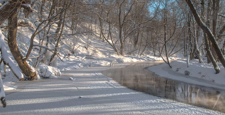 Замерзает речка.