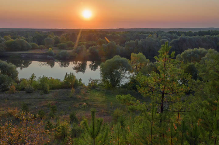 Закат на реке
