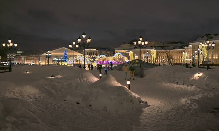 По Манежной площади в Москве