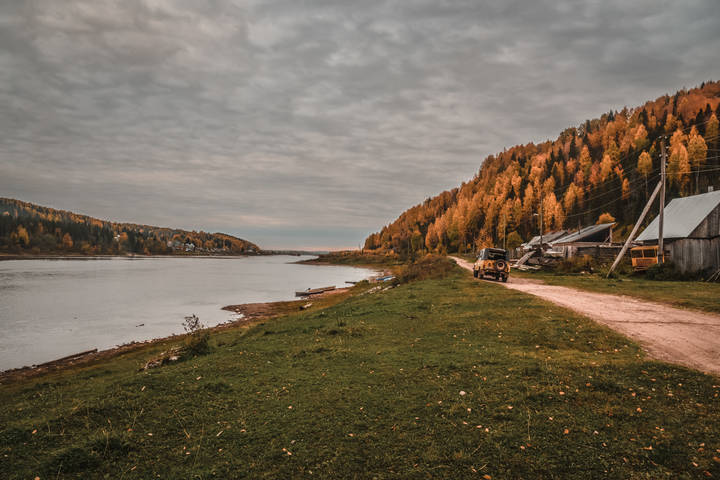 Дорога у реки. 
