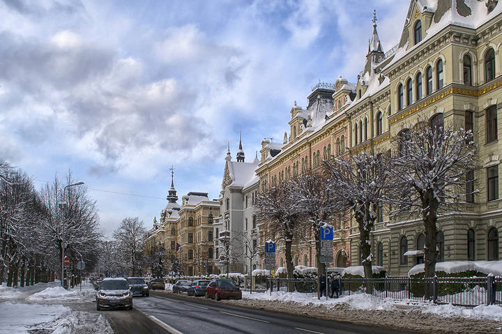 Вдоль по улице