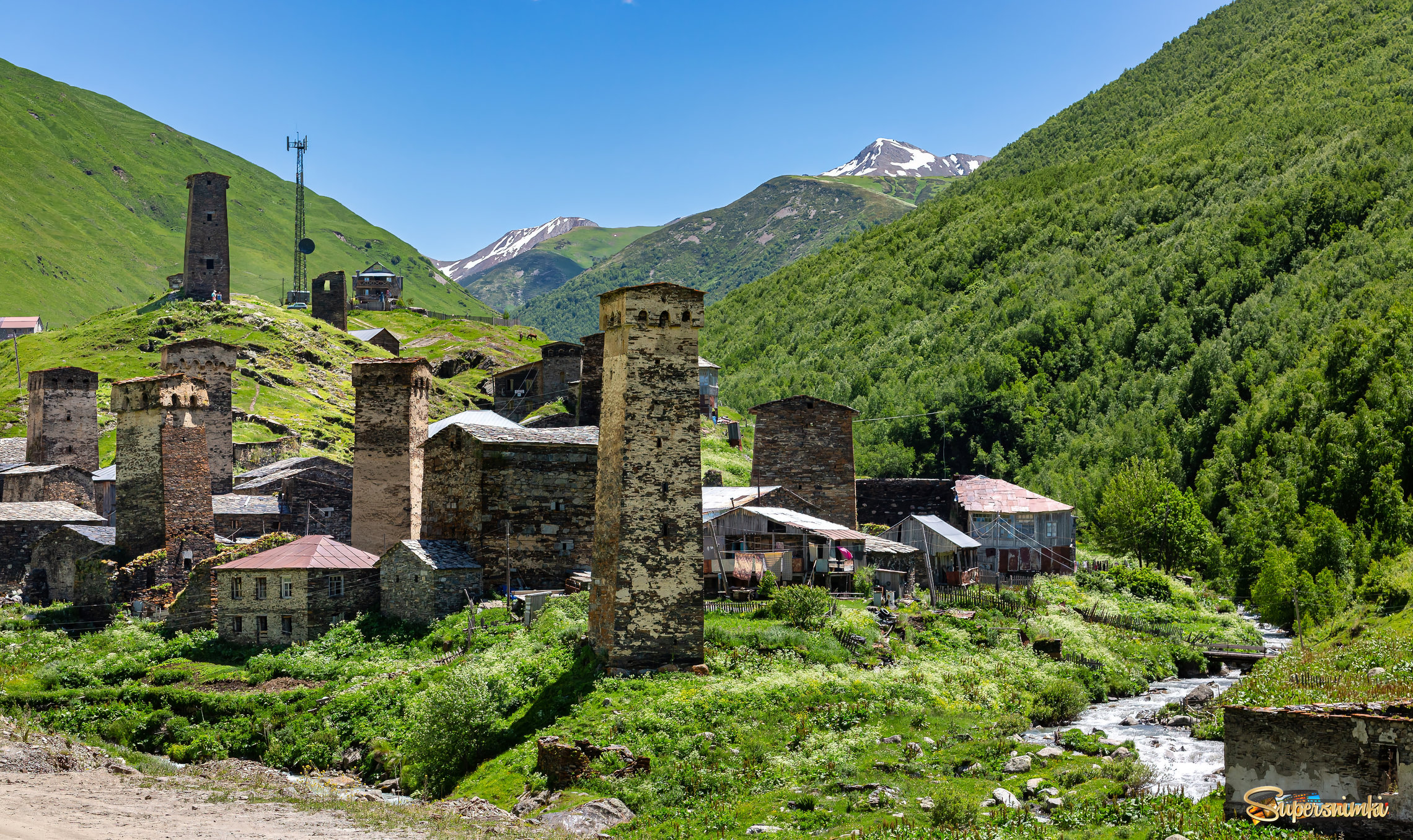 Кавказ Сванетия. Сванские башни построены приблизительно в VIII—XIII  веках
