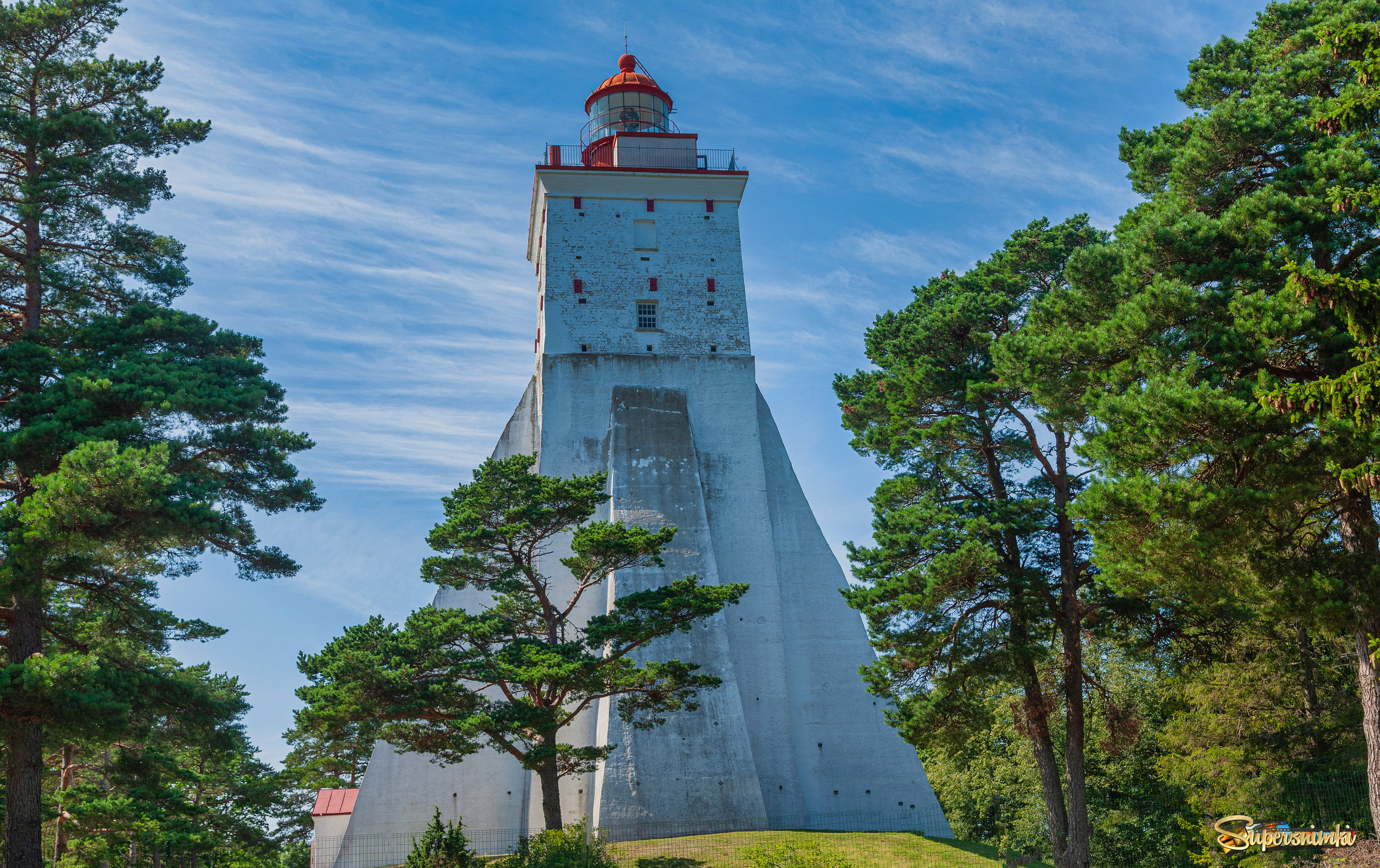Маяк Кыпу — маяк на острове Хийумаа в Эстонии. Старейший маяк в странах Балтии и один из старейших в мире. Общая высота от уровня моря до вершины маяка — 102 метра.