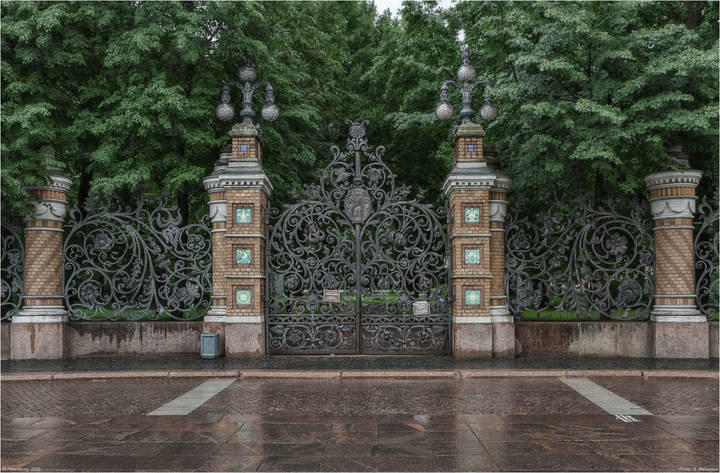 Ограда Михайловского сада.