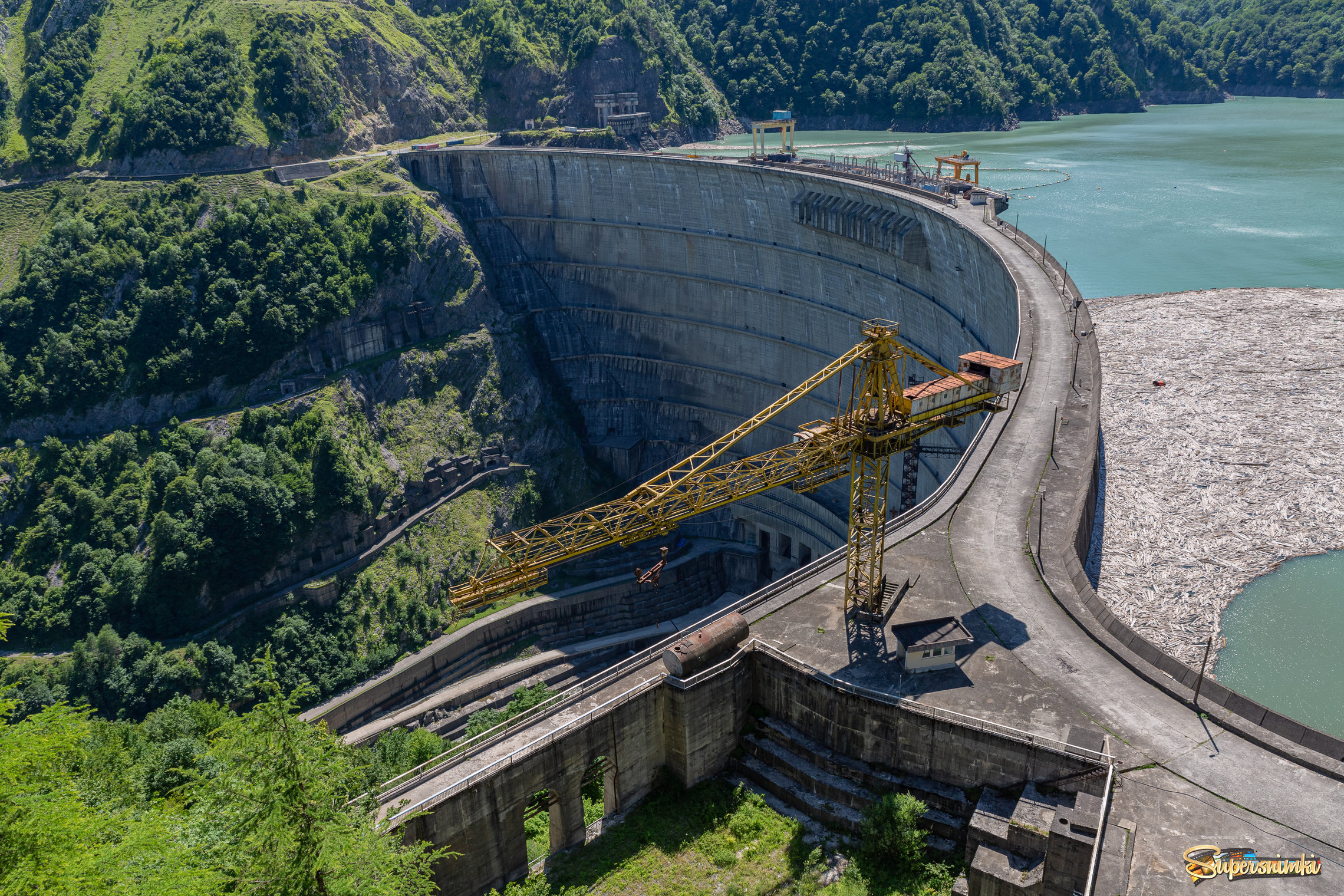 Ингу́рская ГЭС (Ингур ГЭС, Ингури ГЭС) — крупнейшая на Кавказе гидроэлектростанция. Располагается на реке Ингури на административной границе Абхазии и Самегрело-Земо Сванетии в Грузии вблизи города Джвари.