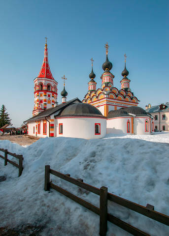 Антипьевская и Лазаревская церкви в Суздале.