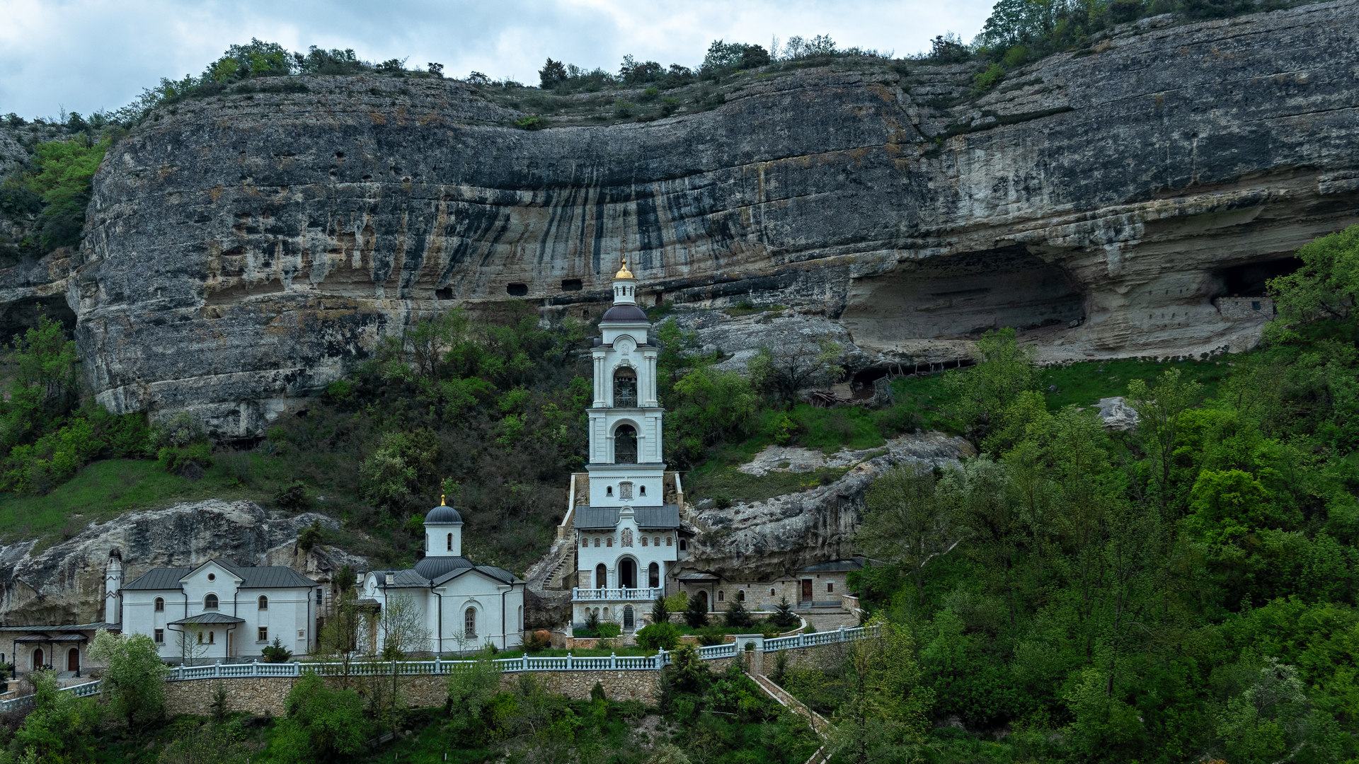 Свято-Успенский пещерный монастырь.