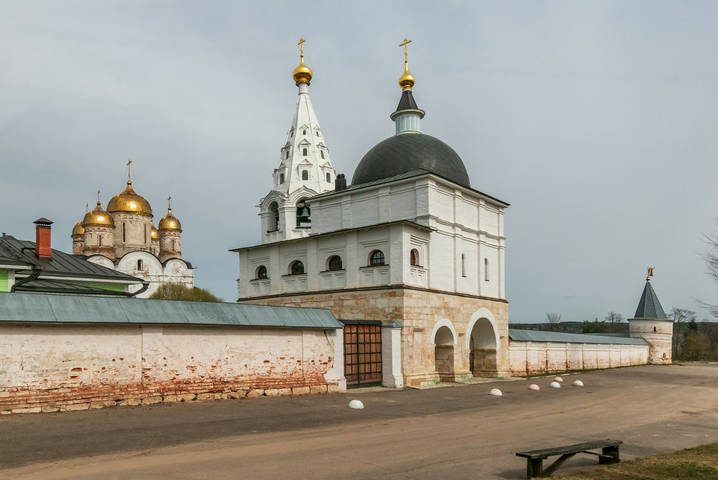 Надвратная церковь Преображения Господня в Лужецком Ферапонтовом монастыре.