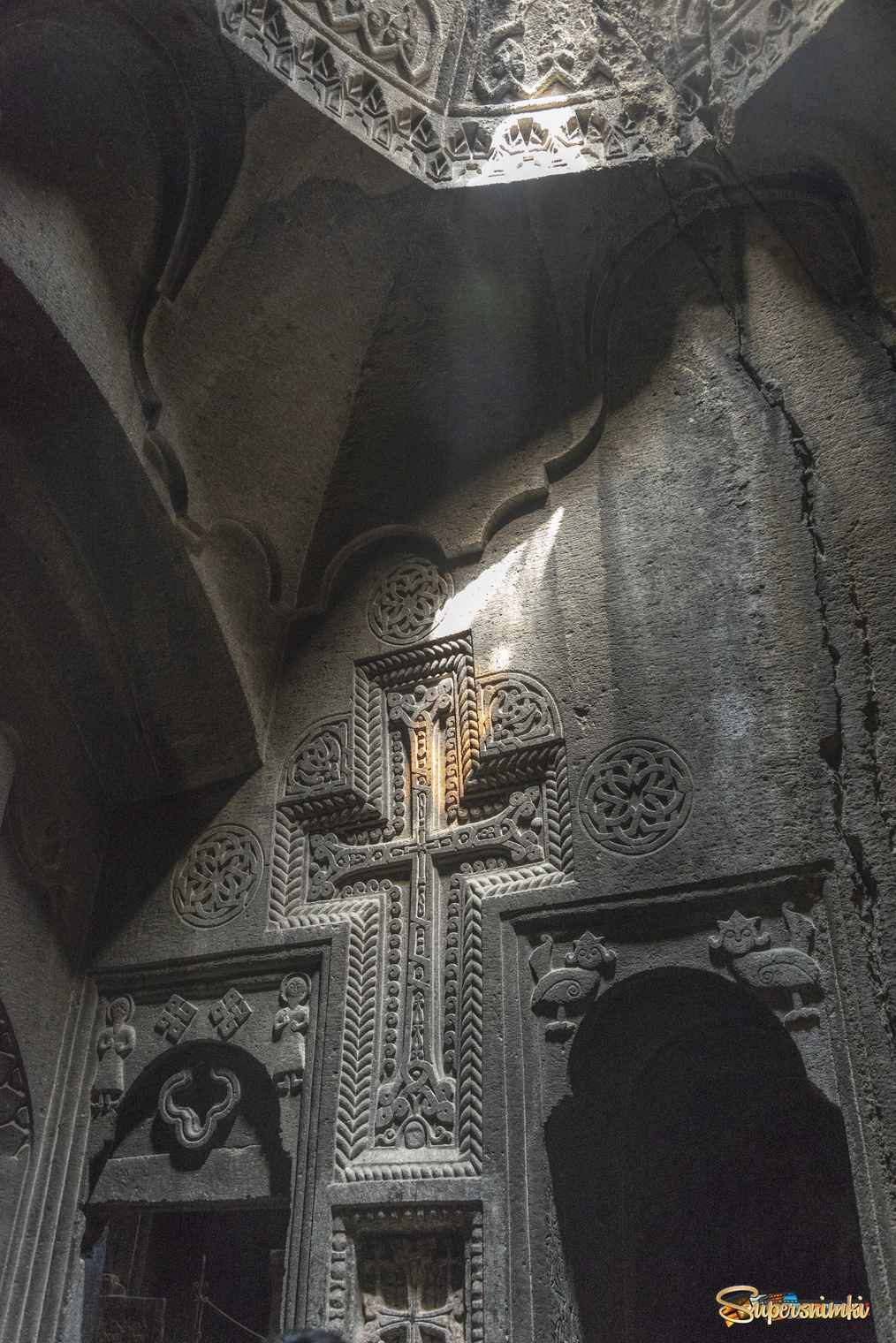 Свет и тени. Стены монастыря Гегард.