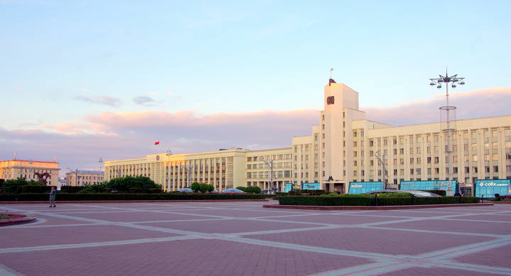 Здание на восточной стороне площади.