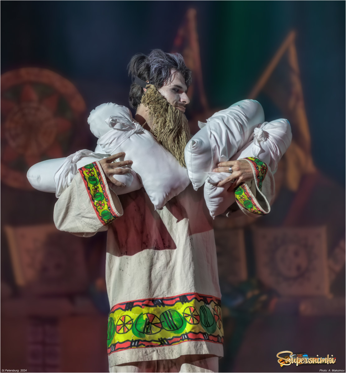 Актёр Егор Лесников в роли царя Дадона в спектакле "Золотой петушок".