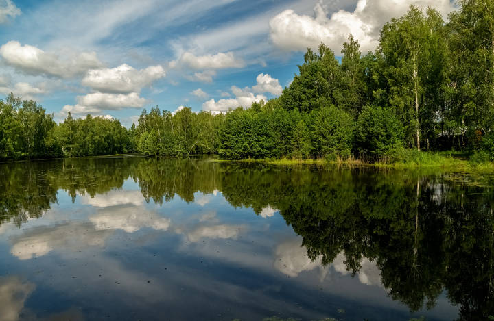 В воду смотрятся облака. 2 