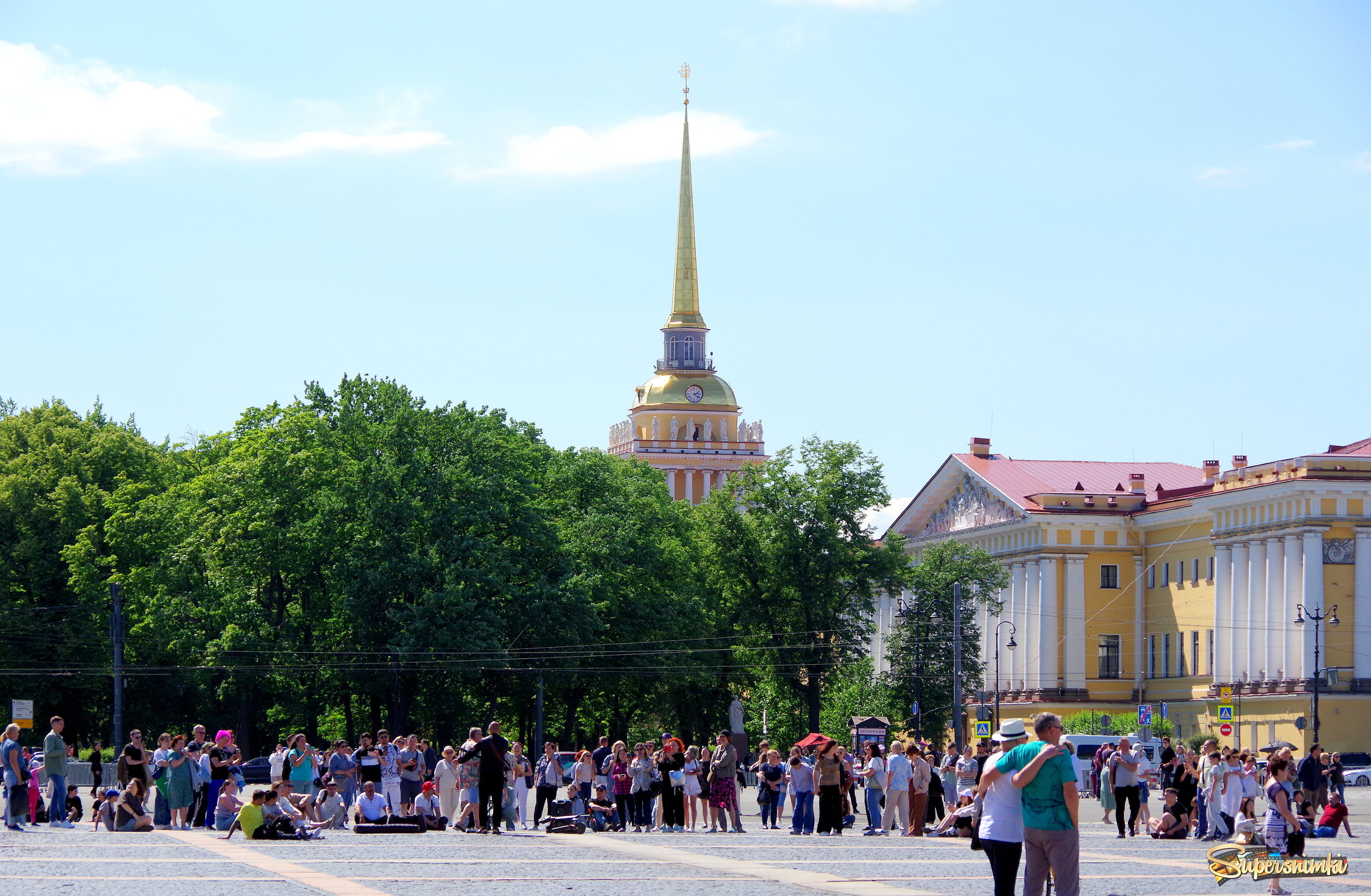 Вид на Адмиралтейство с Дворцовой площади.