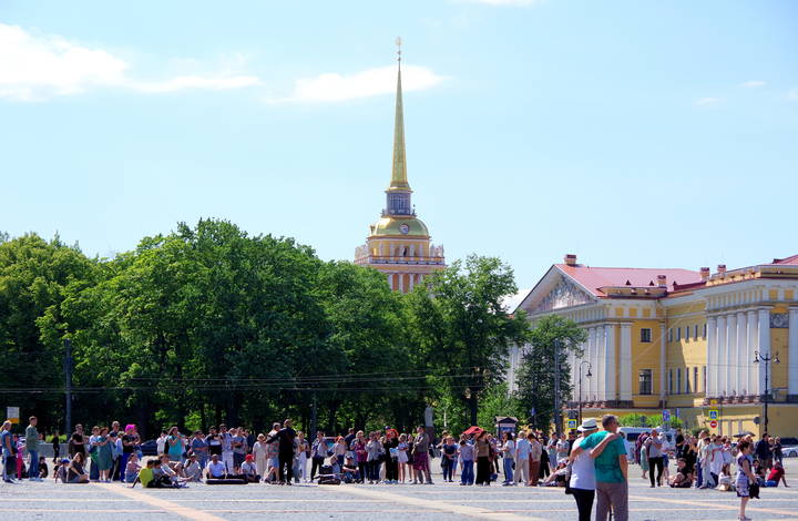 Вид на Адмиралтейство с Дворцовой площади.