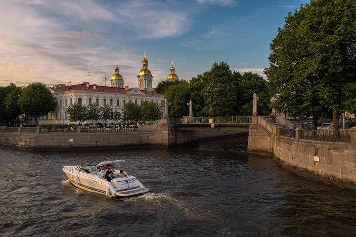 по рекам и каналам