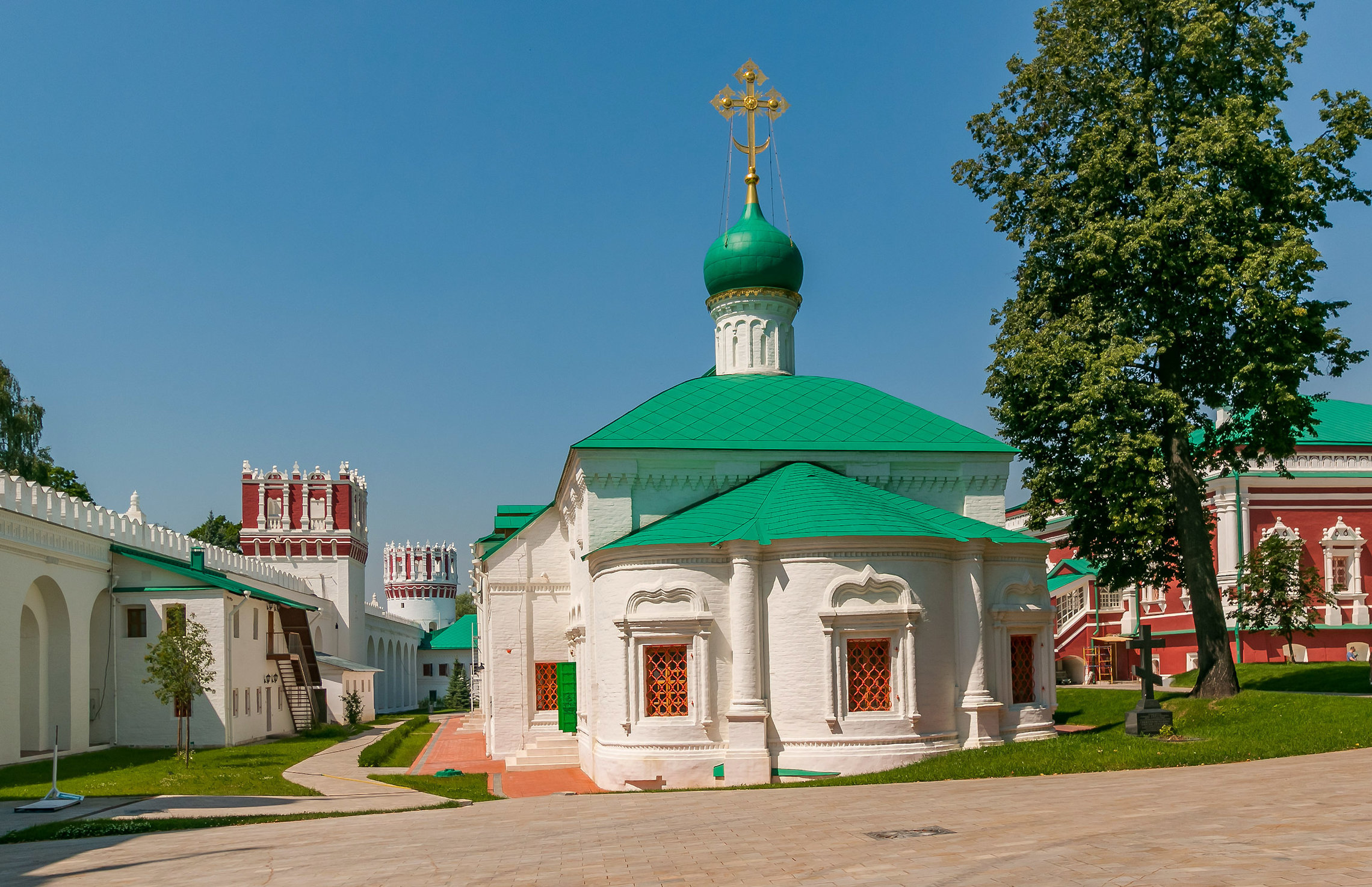 Церковь Амвросия, епископа Медиоланского, в Новодевичьем монастыре.