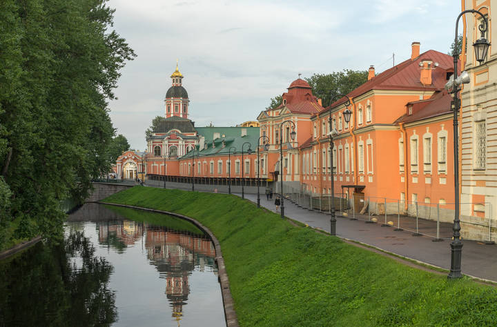 У лавры.