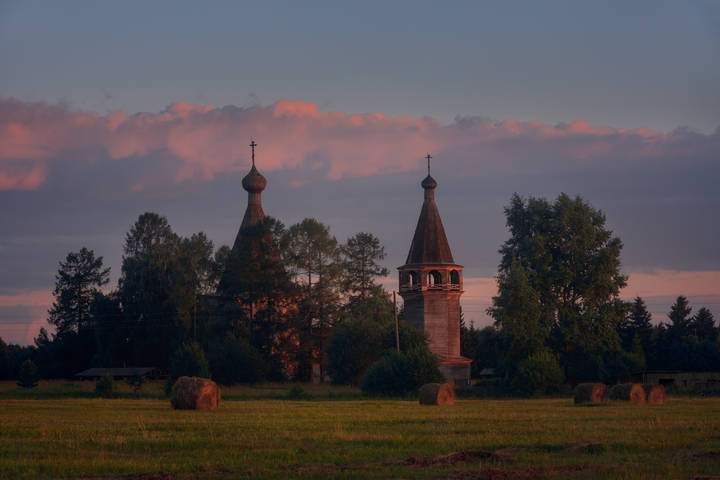 Последние лучи заката Лежат на поле сжатой ржи