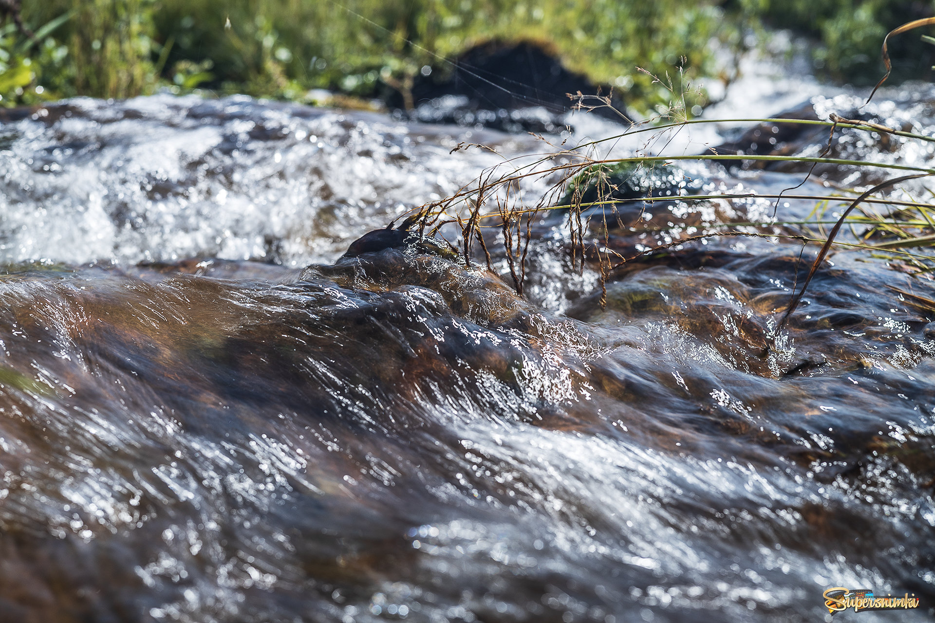 поток быстрой воды