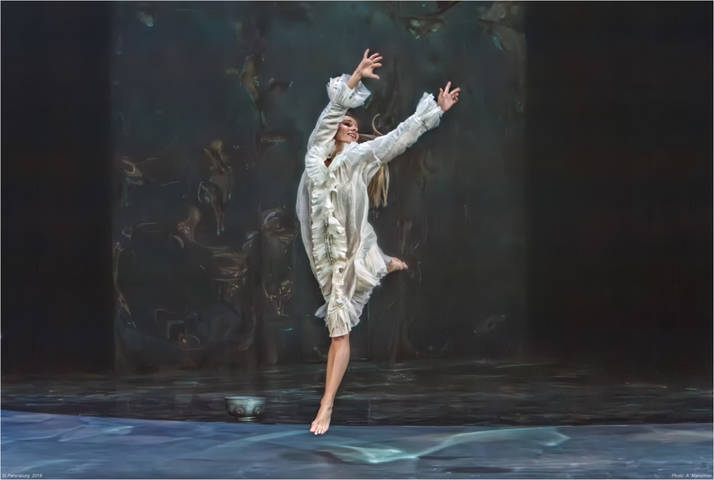 Актриса Елена Карпова. Сцена из спектакля "Укрощение строптивой". 
