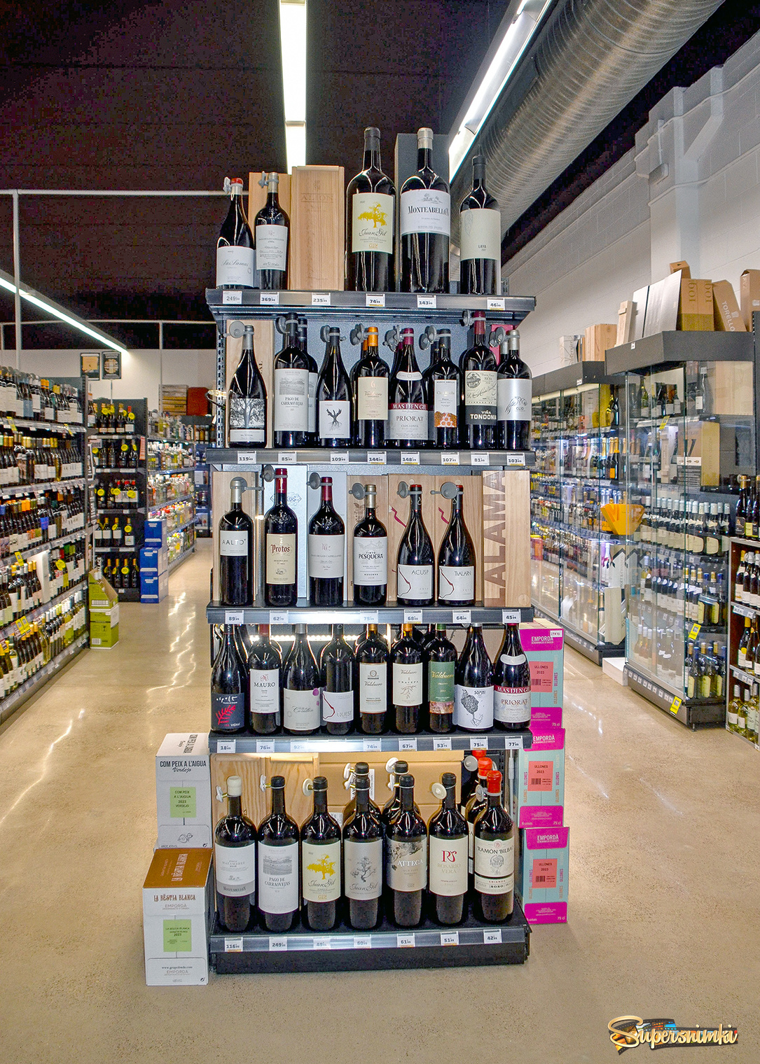 Прилавок с самыми дорогими винами в магазине Wine Palace