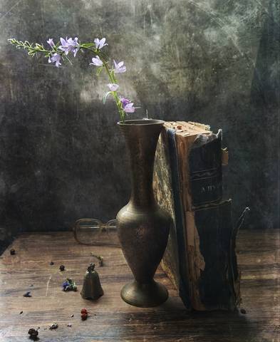 Книга и колокольчики