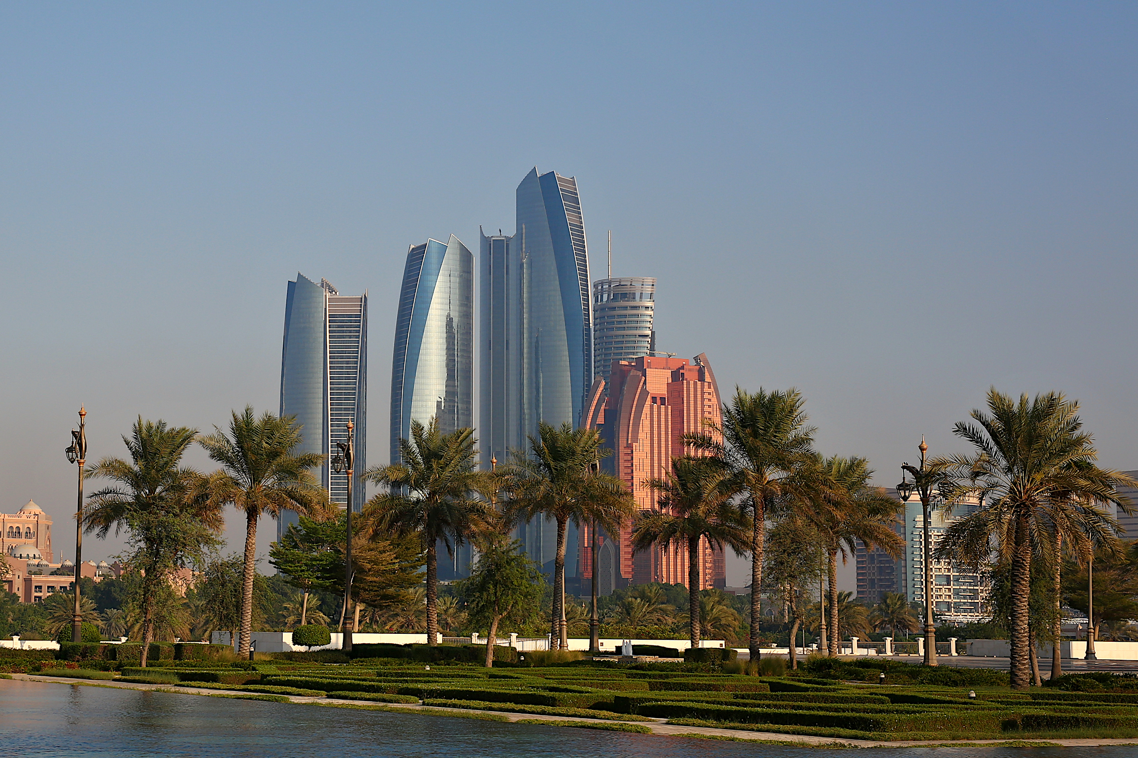 Высотки Abu Dhabi