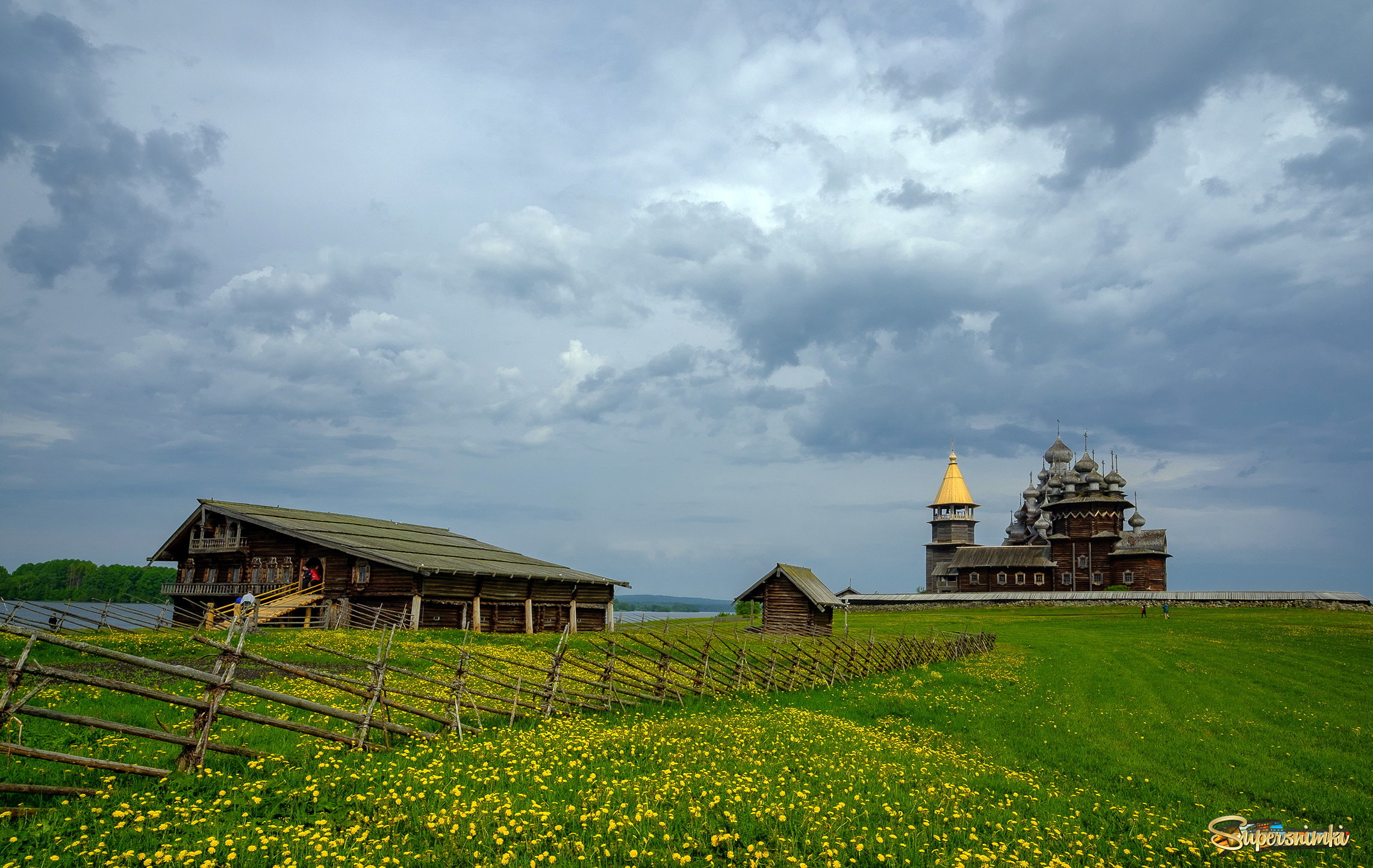 Под хмурыми небесами