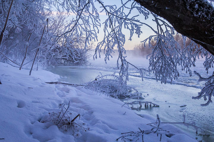 У реки