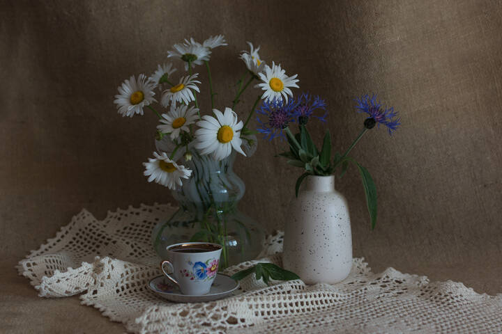 Кофе с ромашками и васильками.