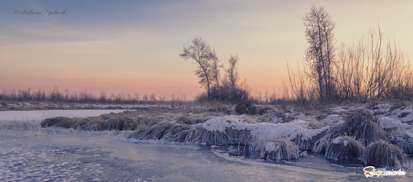 Зимний берег водоема.