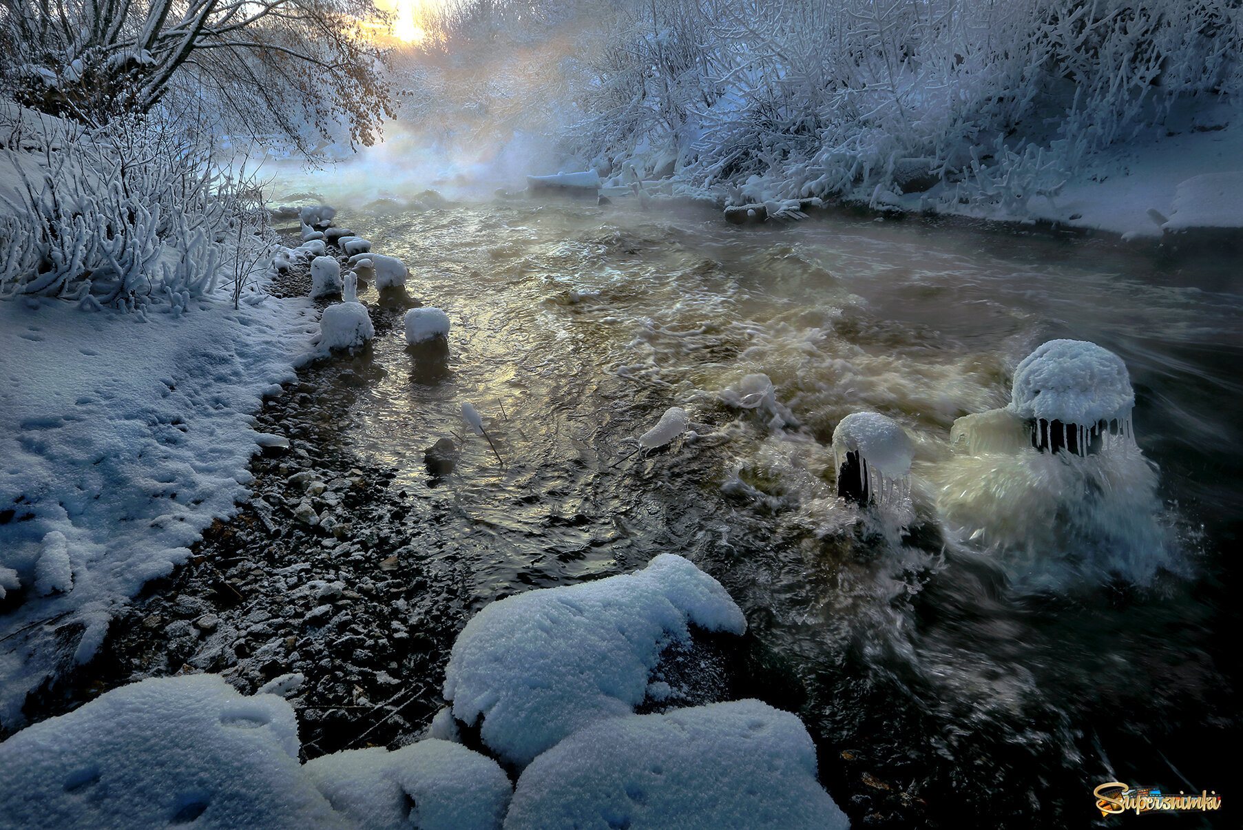 Бурлящие воды зимней реки...