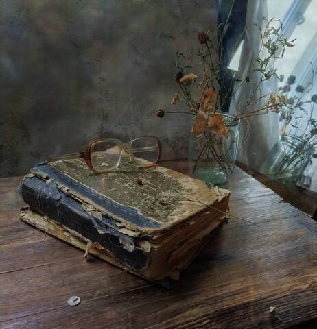 Книга и очки
