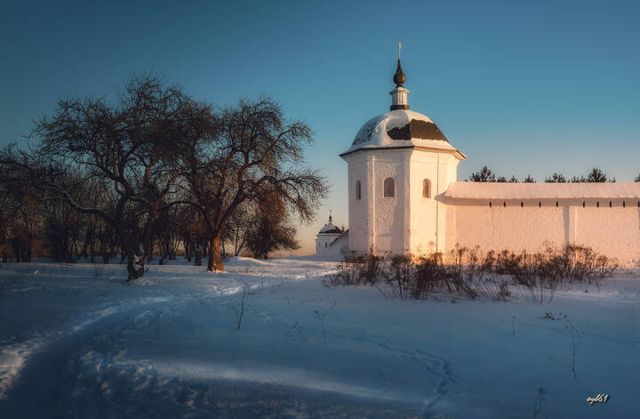 У монастырских стен