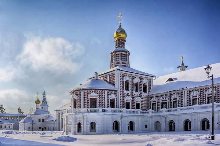 Зимой в монастыре