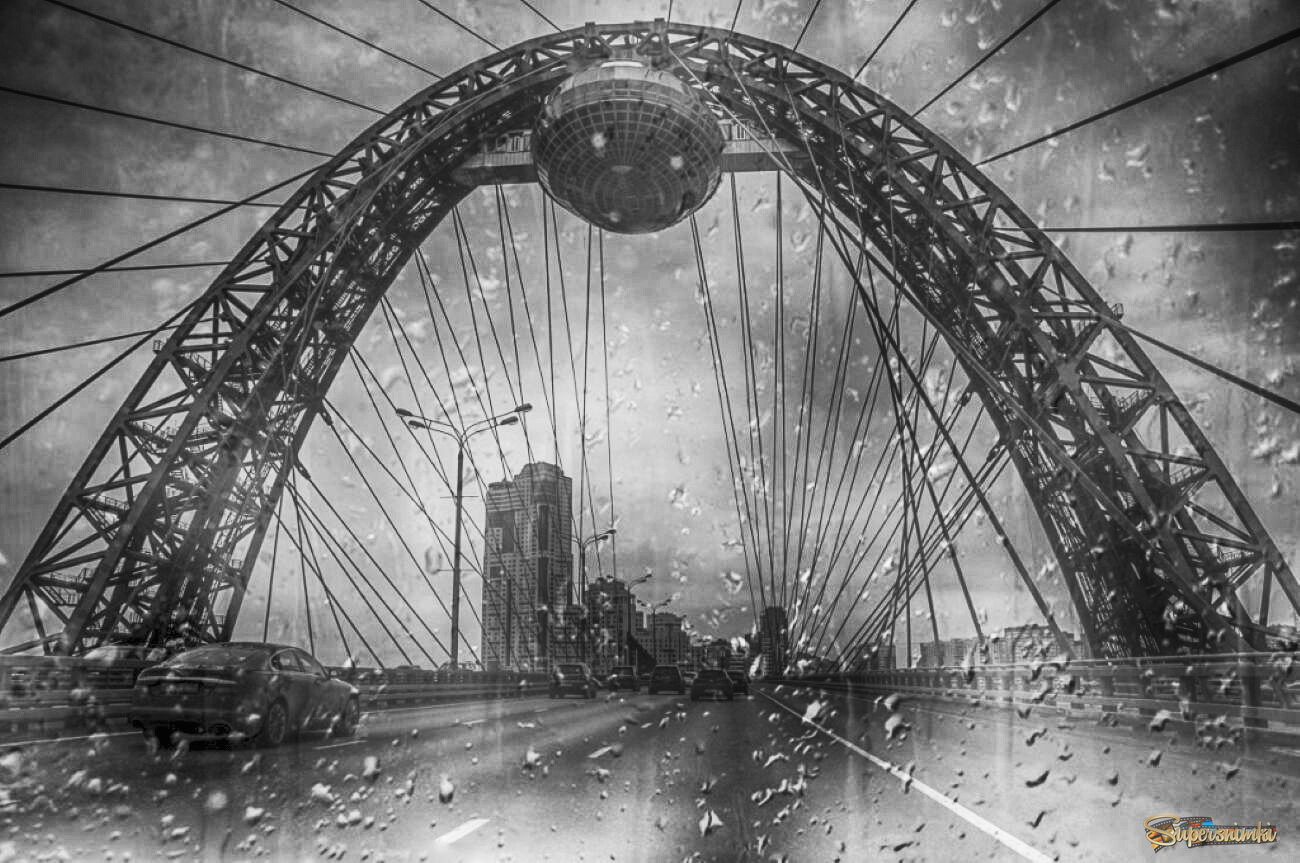 По Живописному мосту в дождь