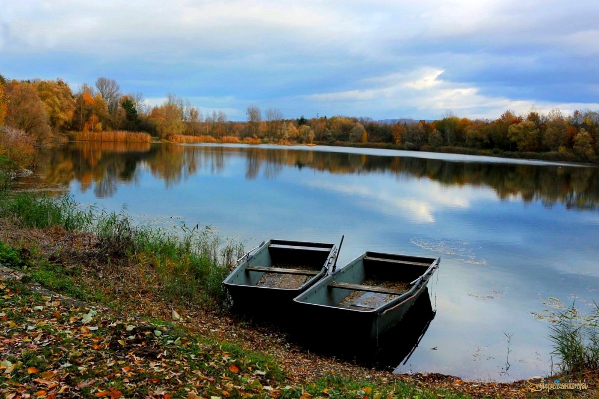 Две лодочки причалены. Немного опечалены: Так много позади. Им снятся воды быстрые, Дни светлые, лучистые… Теперь они одни.