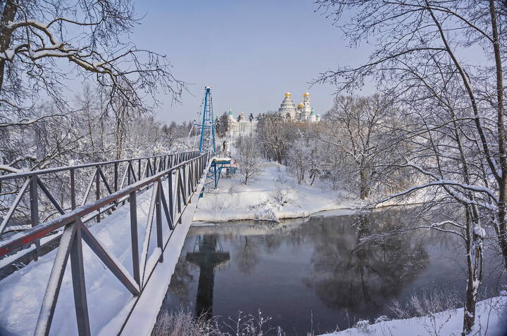 По мостику