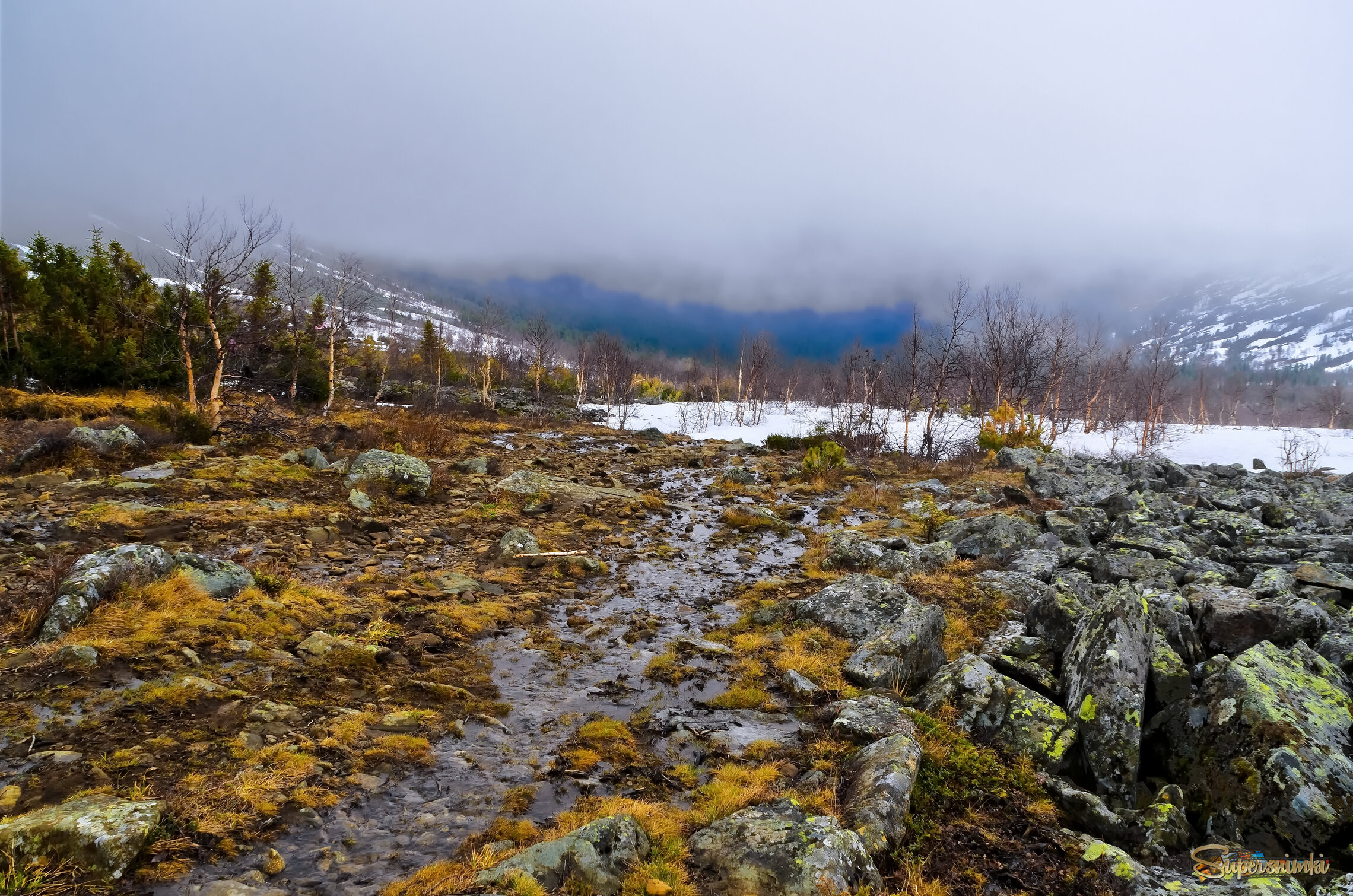 На горы опускается туман.