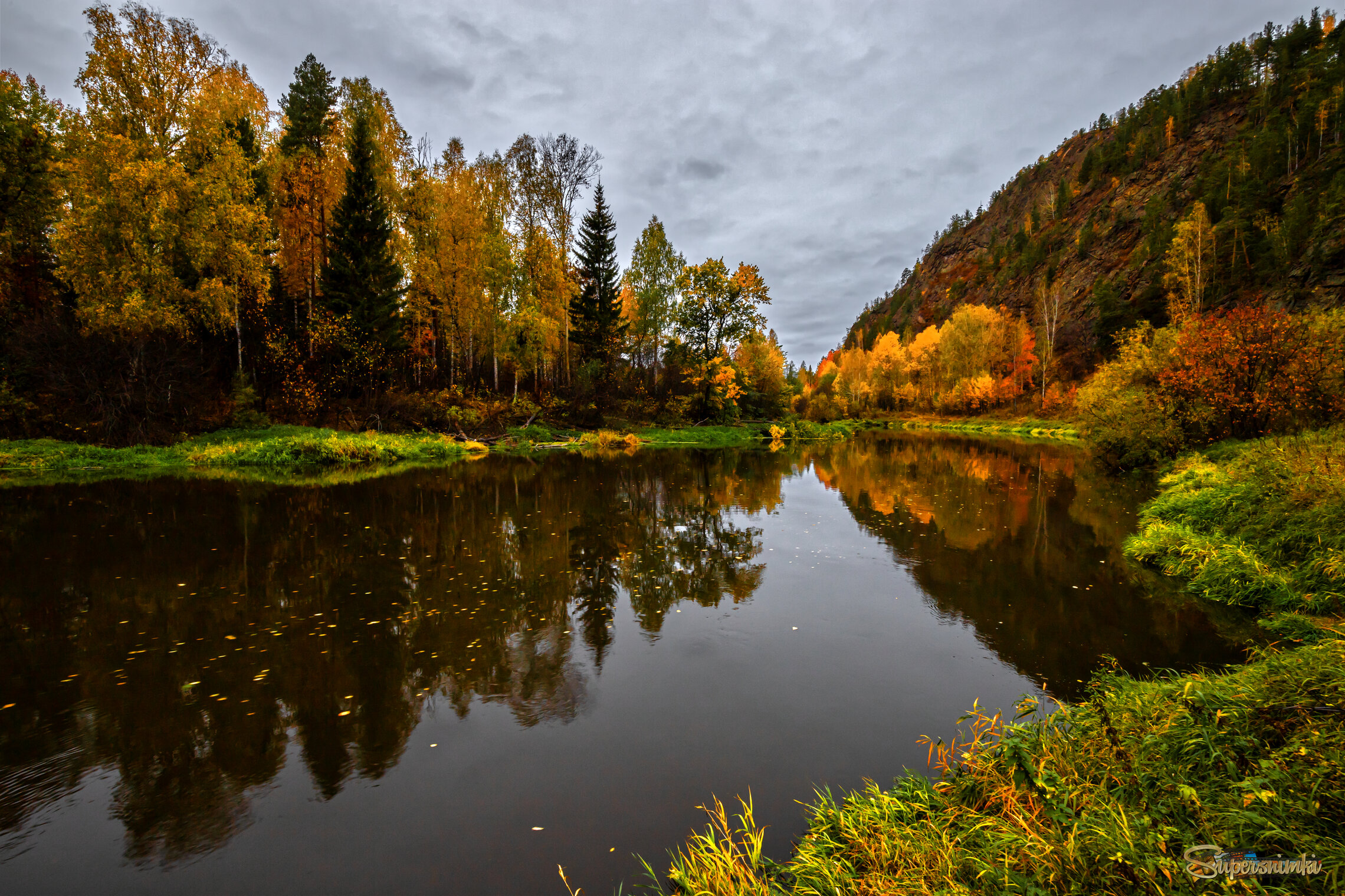 Листья плывут по сентябрьской реке.